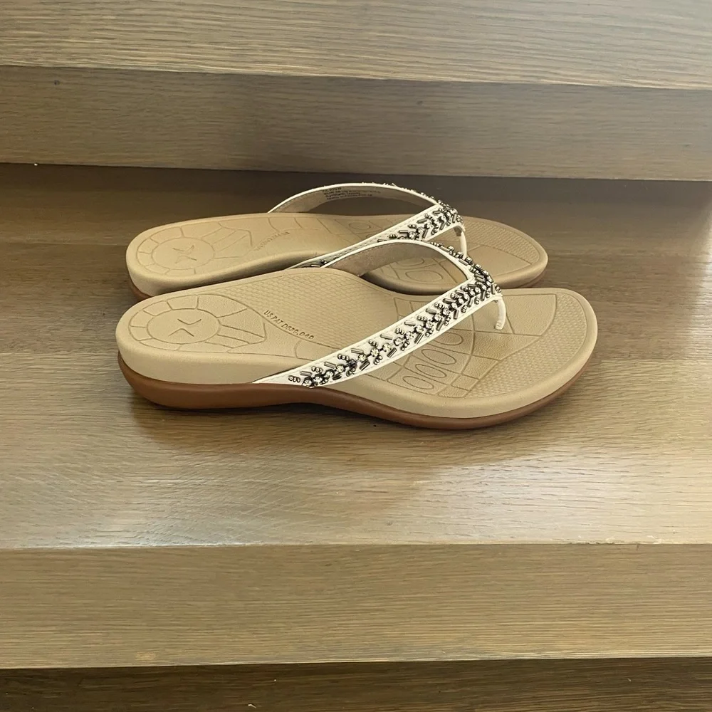 Aetrex Jules Slip On Thong Sandal in Cream - Picture 3 of 6